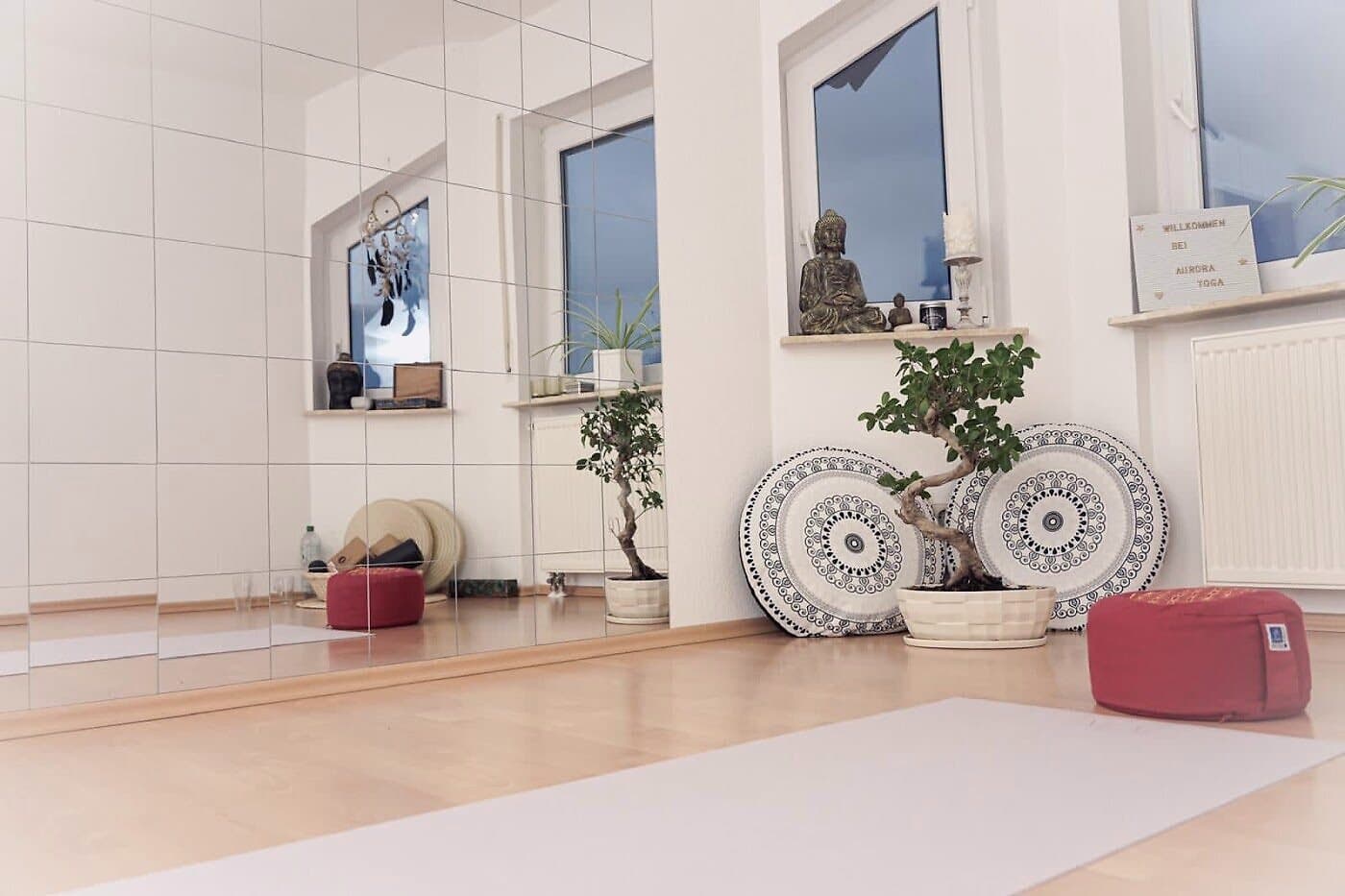 Das Aurora-Studio mit Buddha, Bonsai und Mandala-Kissen