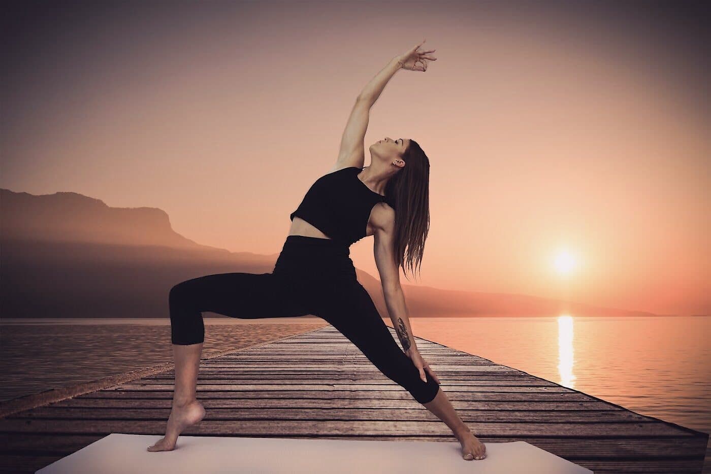 Yoga bei Sonnenuntergang am Wasser