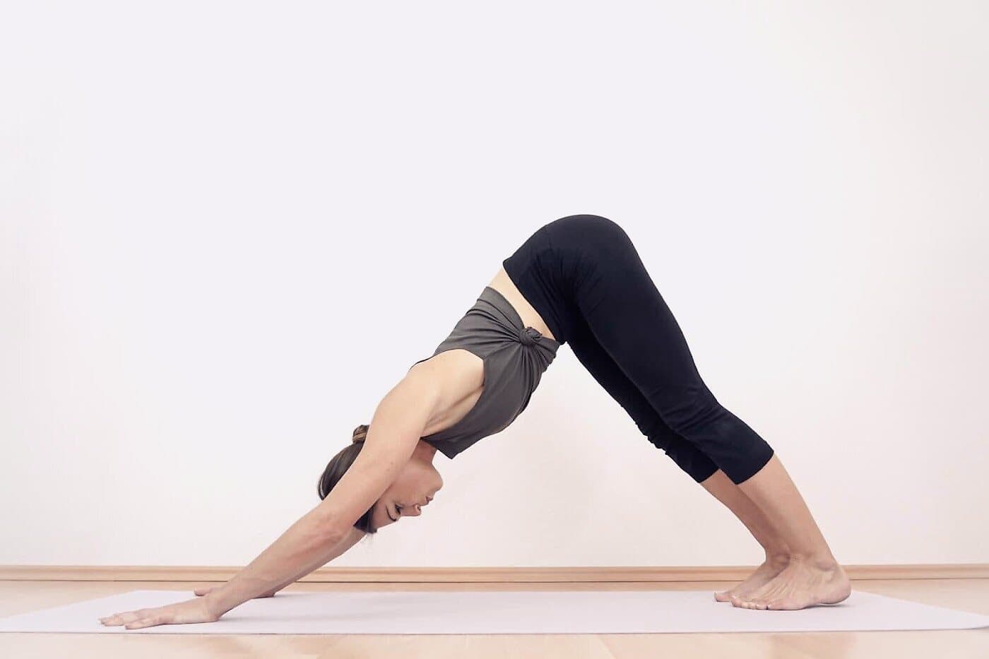 Hatha Yoga: ruhige, präzise geführte Haltung bei Aurora Yoga in Zürich